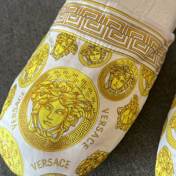 (𝐒𝐎𝐋𝐃)🥂𝐇𝐏!🥂Versace MEDUSA AMPLIFIED PRINT Slippers NWT - Picture 5 of 14
